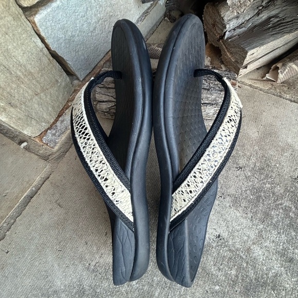 Vionic black snake tide toe post orthotic thong sandals Sz-5.  M - Picture 4 of 8